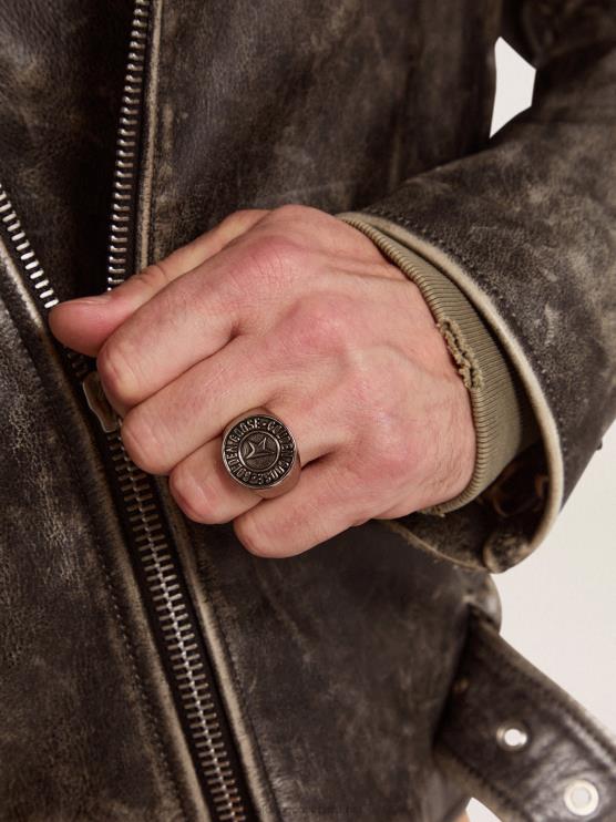FDVPX835 Golden Goose hombres Anillo de la colección Timeless Jewelmates en color plata envejecida.