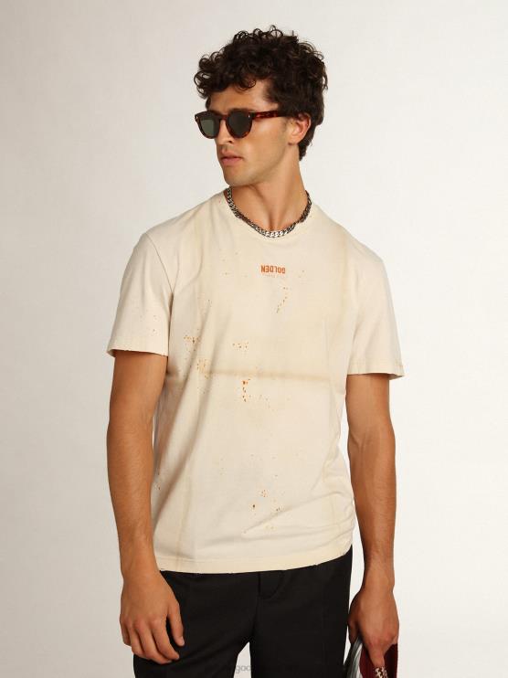 FDVPX728hombres camiseta de la colección travel en blanco hueso con efecto de prenda doblada con letras doradas y spray color óxido