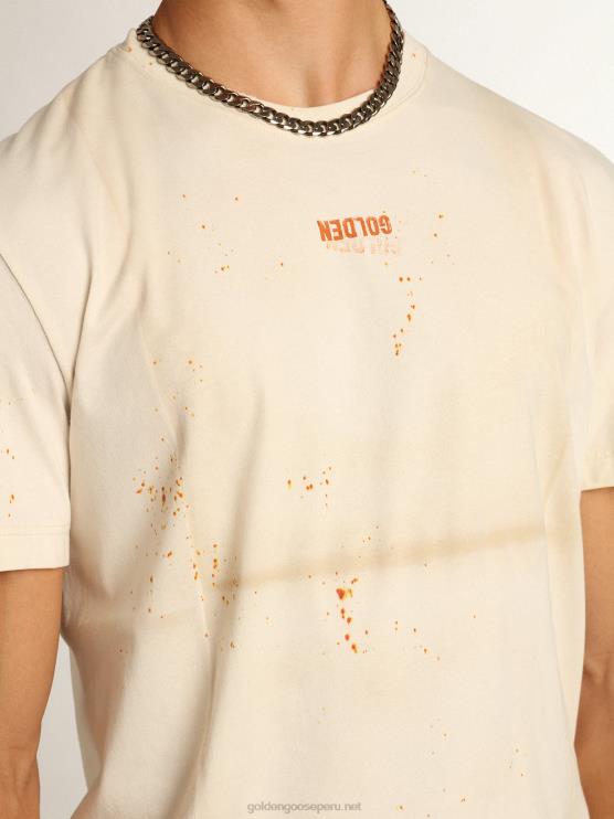 FDVPX728hombres camiseta de la colección travel en blanco hueso con efecto de prenda doblada con letras doradas y spray color óxido