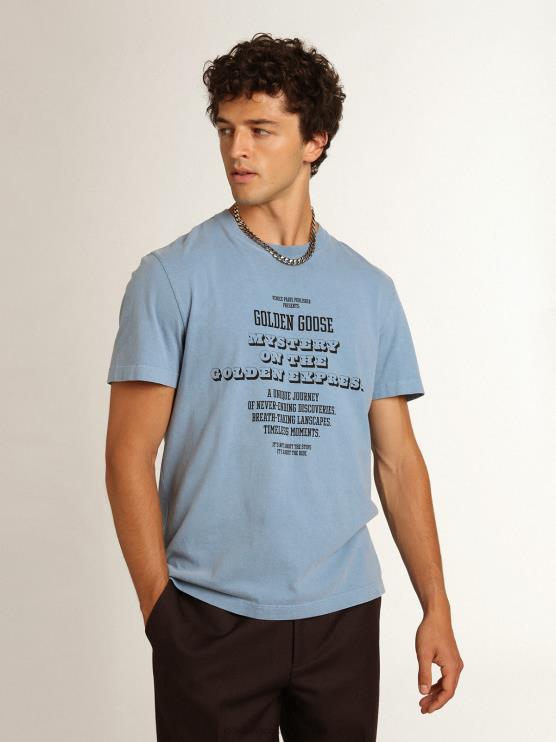 FDVPX747hombres camiseta de la colección Journey en azul puerto con misterio de ganso dorado negro en contraste sobre el estampado Golden Express