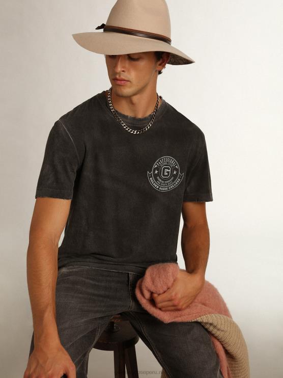 FDVPX822 Golden Goose hombres Camiseta gris de la colección Journey con efecto envejecido y estampado frontal en color hierba marina a contraste.