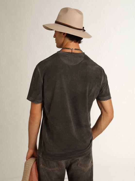 FDVPX822 Golden Goose hombres Camiseta gris de la colección Journey con efecto envejecido y estampado frontal en color hierba marina a contraste.