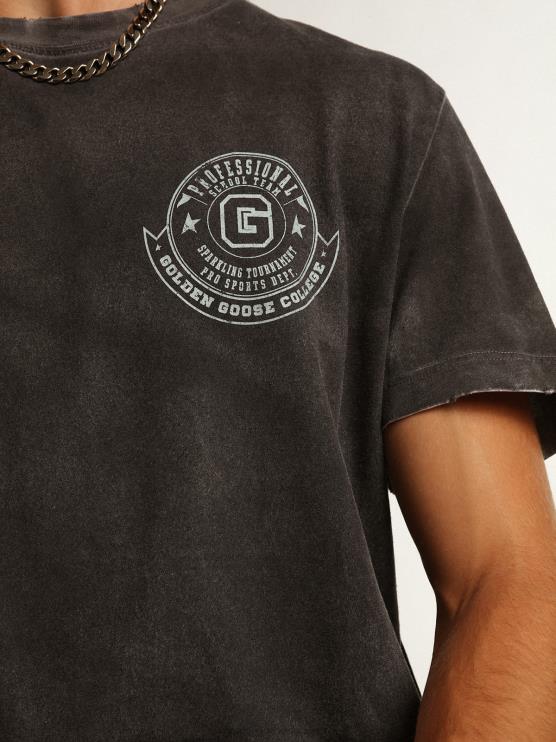 FDVPX822 Golden Goose hombres Camiseta gris de la colección Journey con efecto envejecido y estampado frontal en color hierba marina a contraste.