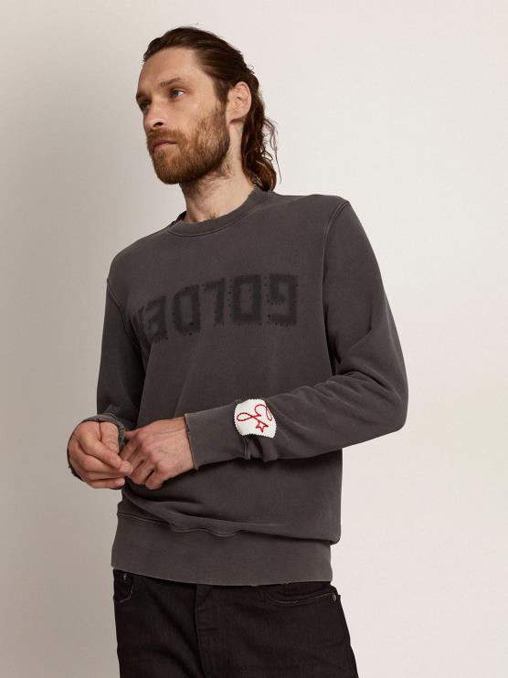 FDVPX694 Golden Goose hombres sudadera de la colección con logo en gris antracita con tratamiento envejecido