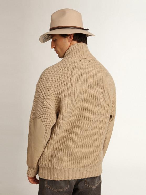 FDVPX715 Golden Goose hombres Cárdigan cruzado de la colección Journey de lana de canalé beige con parches de piel tono sobre tono