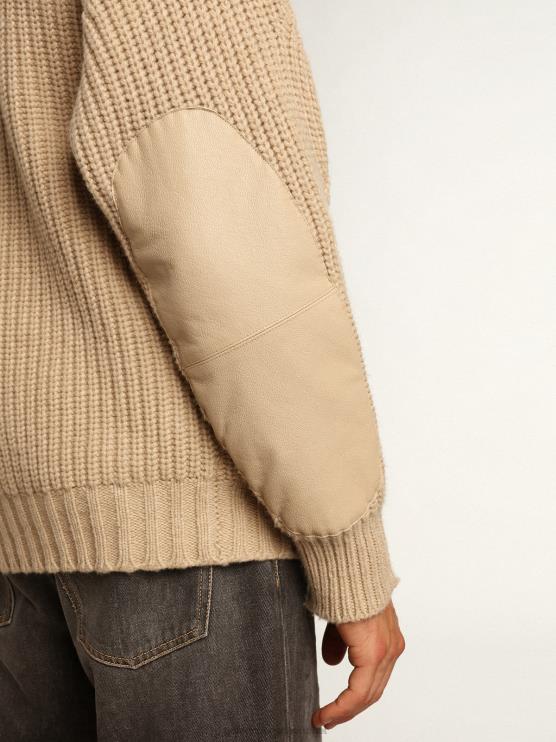 FDVPX715 Golden Goose hombres Cárdigan cruzado de la colección Journey de lana de canalé beige con parches de piel tono sobre tono