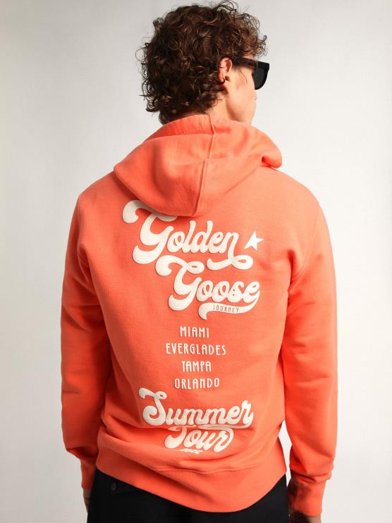 FDVPX765 Golden Goose hombres Sudadera de la colección Journey en color coral con doble estampado en blanco en la espalda.