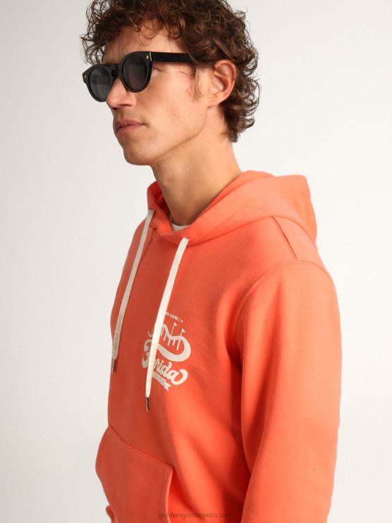 FDVPX765 Golden Goose hombres Sudadera de la colección Journey en color coral con doble estampado en blanco en la espalda.