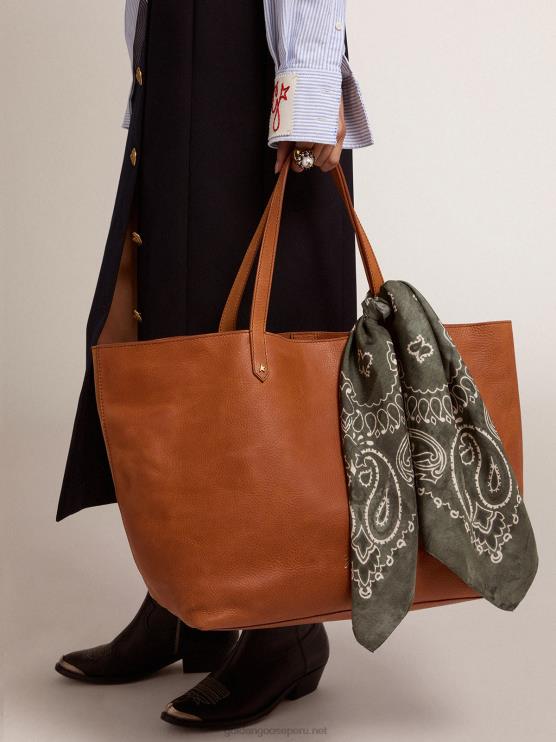 FDVPX314 Golden Goose mujer Pañuelo de la colección en color verde musgo con estampado paisley