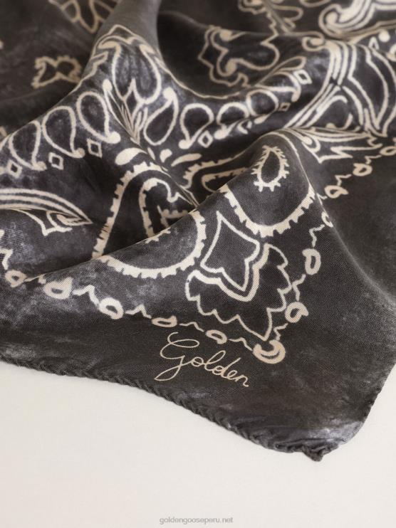 FDVPX391 Golden Goose mujer bufanda de la colección en gris antracita con estampado paisley