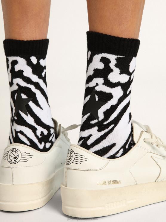 FDVPX330 Golden Goose mujer calcetines blancos y negros con estampado de leopardo y estrella negra en la espalda