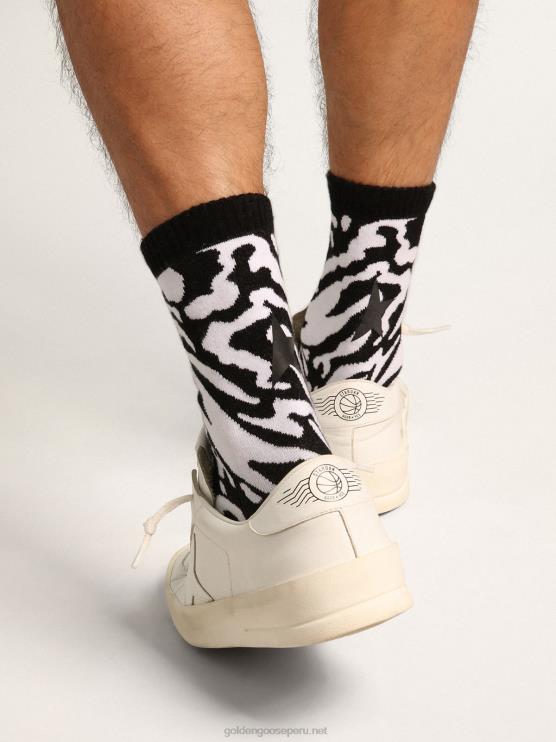 FDVPX330 Golden Goose mujer calcetines blancos y negros con estampado de leopardo y estrella negra en la espalda