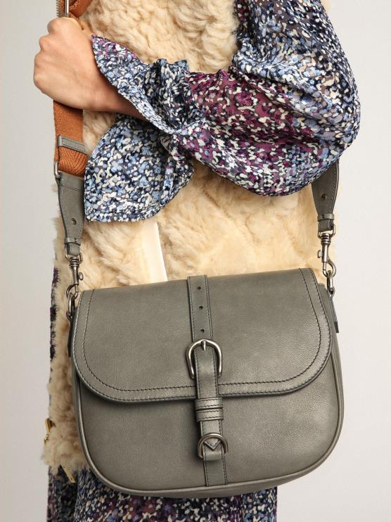 FDVPX450 Golden Goose mujer bolso sally mediano de piel gris piedra con hebilla y bandolera en contraste
