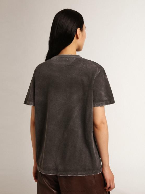 FDVPX976 Golden Goose mujer Camiseta de la colección Journey gris de aspecto envejecido con estampado rosa pálido en contraste en la parte delantera y zonas desgastadas a mano.