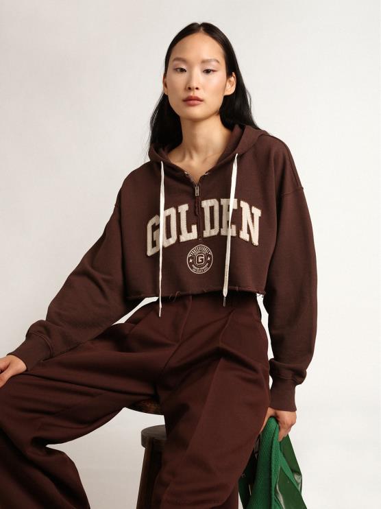 FDVPX989mujer Sudadera corta con capucha de la colección Journey en marrón nogal con letras doradas blancas en contraste
