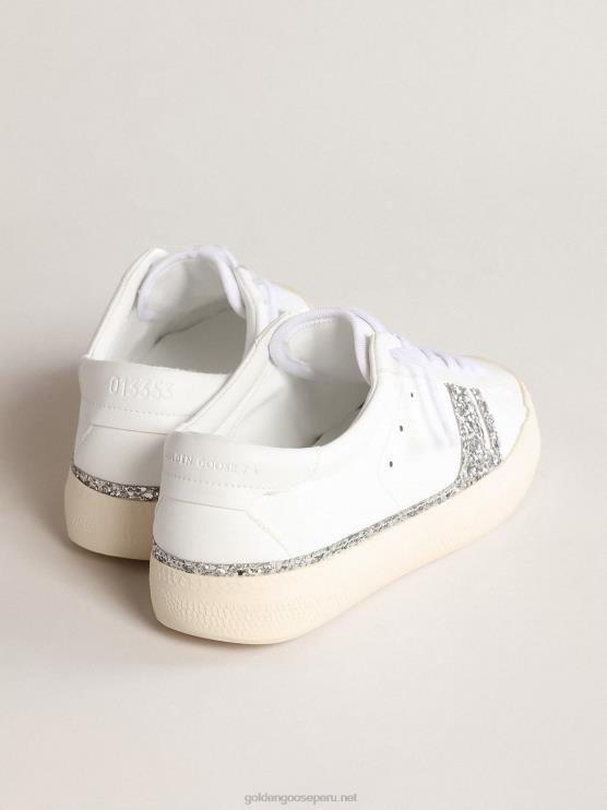 FDVPX168 Golden Goose mujer Yatay modelo 1b zapatillas sostenibles con parte superior de base biológica blanca y purpurina reciclada plateada.