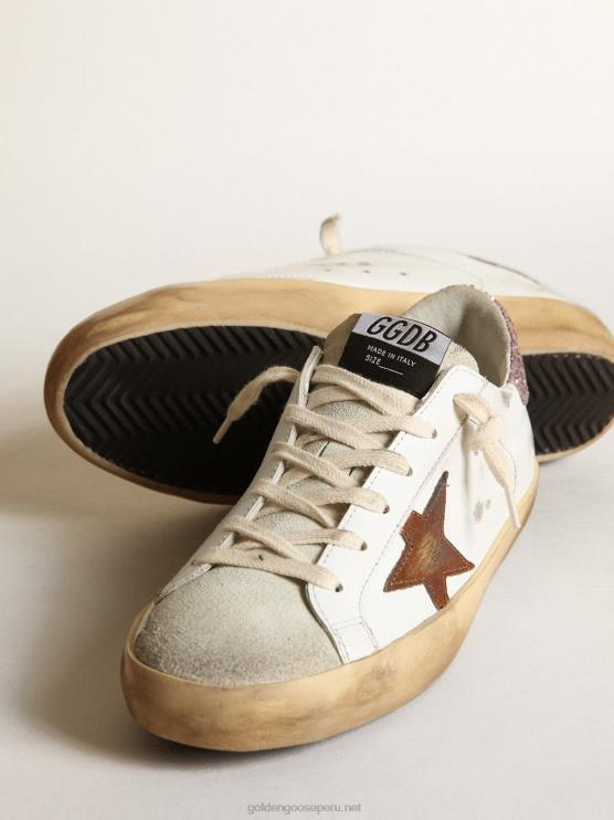 FDVPX201 Golden Goose mujer superestrella con una estrella color canela y una lengüeta rosa brillante en el talón